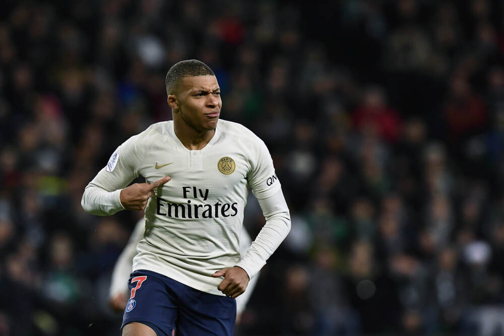 女人已经默许你靠近了, 她会有这4种“敢为”的暗示